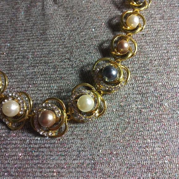Tri colour gold tone and faux Pearl necklace. - Picture 4 of 6